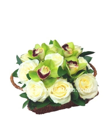 Cestino di rose con orchidee