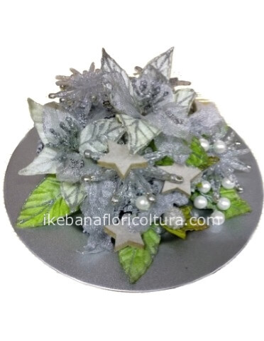 Centrotavola natalizio con fiori, foglie e bacche naturali o no