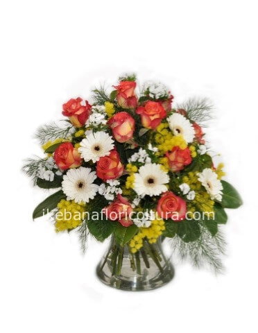 Bouquet di fiori assortiti con mimosa