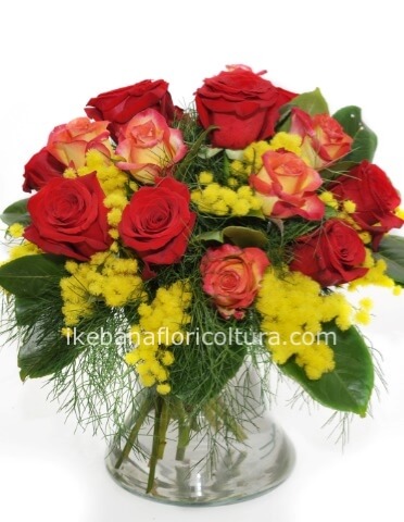 Bouquet di rose miste e mimosa