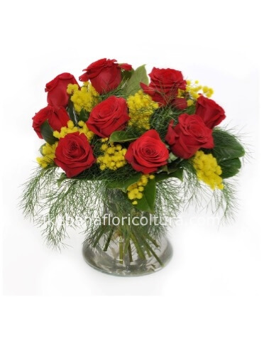 Bouquet di rose rosse e mimosa